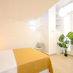 Modern 3 Bedroom, City Center With Patio & High Ceilings By 10Tosea
